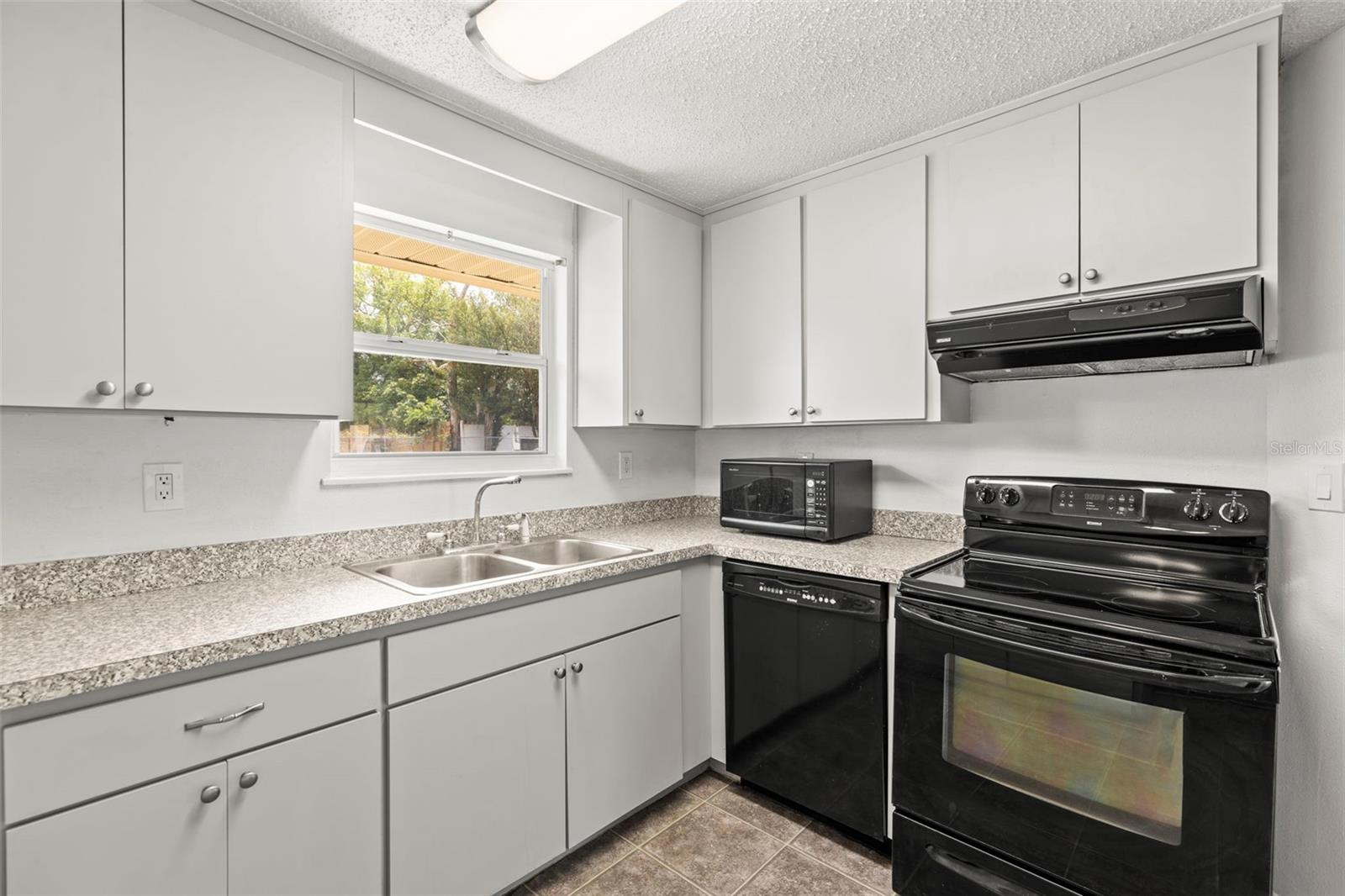 Listing photo id 24 for 12936 Parkwood Street