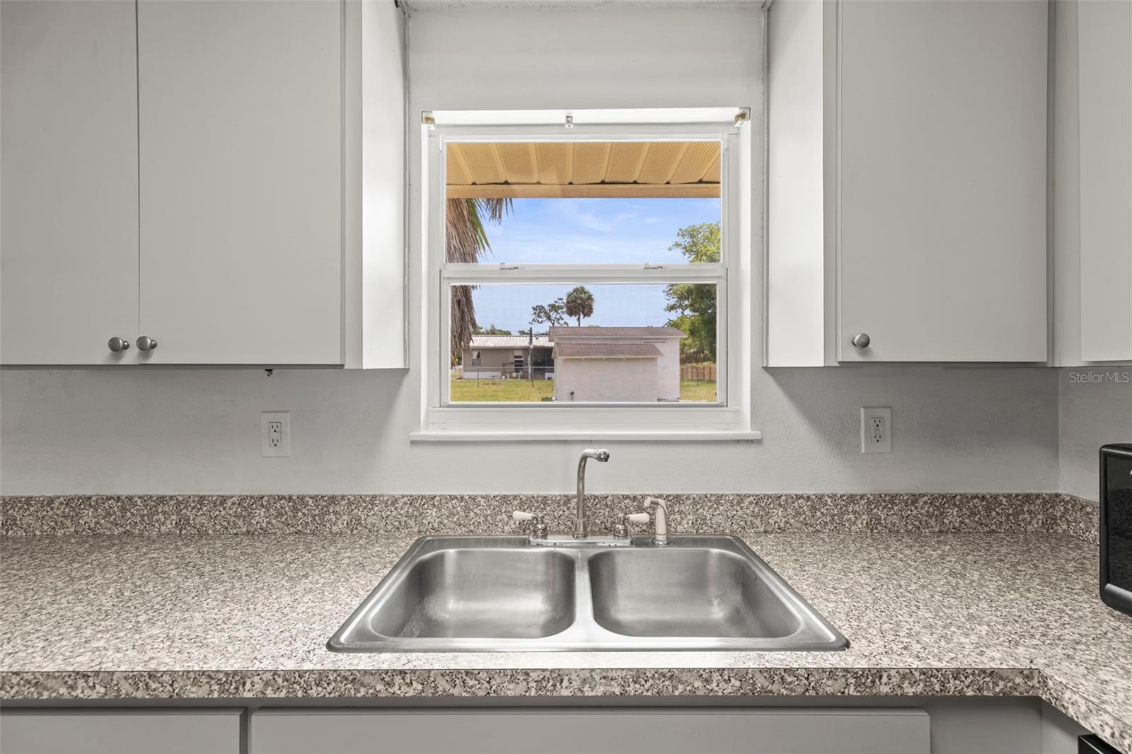 Listing photo id 26 for 12936 Parkwood Street