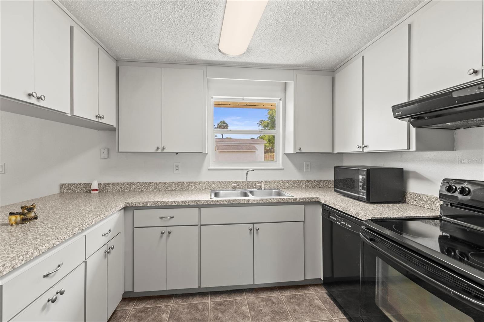 Listing photo id 27 for 12936 Parkwood Street