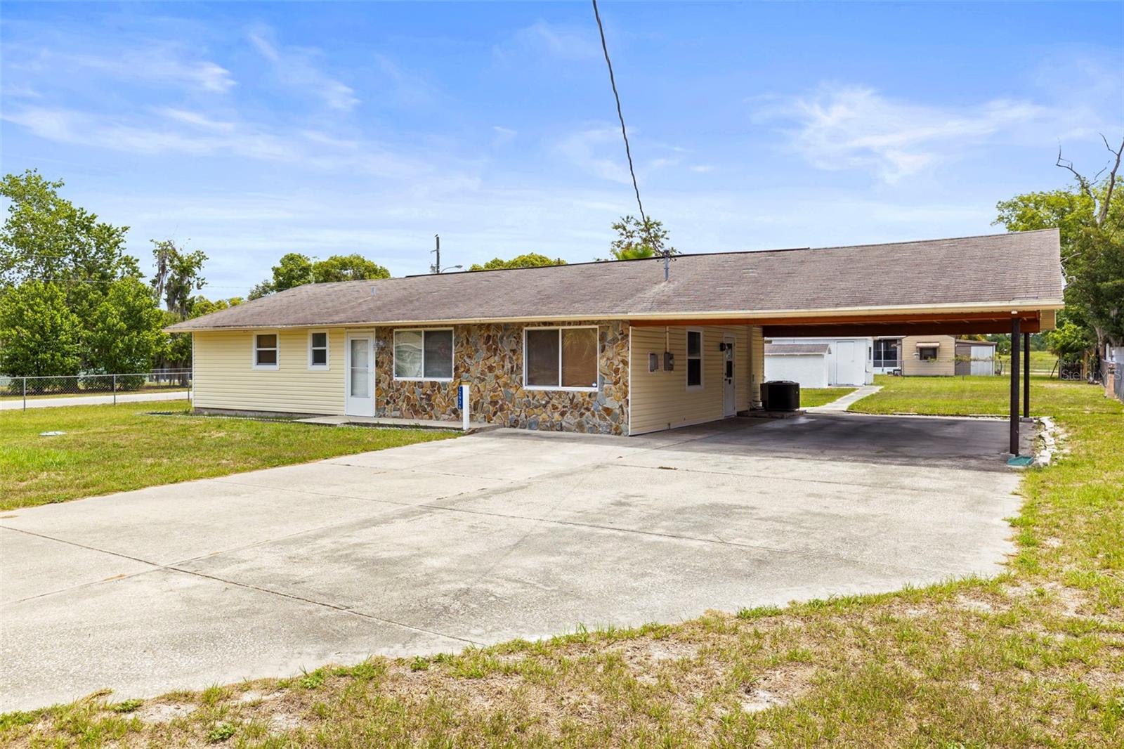 Listing photo id 1 for 12936 Parkwood Street