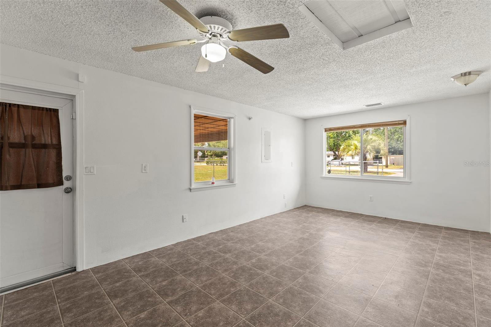 Listing photo id 28 for 12936 Parkwood Street