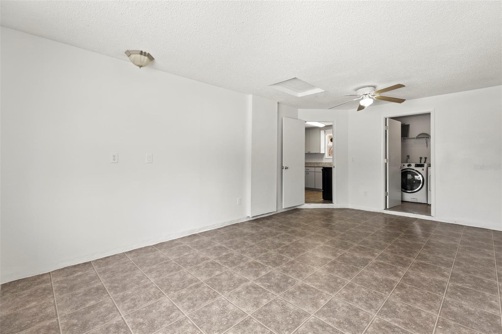 Listing photo id 29 for 12936 Parkwood Street