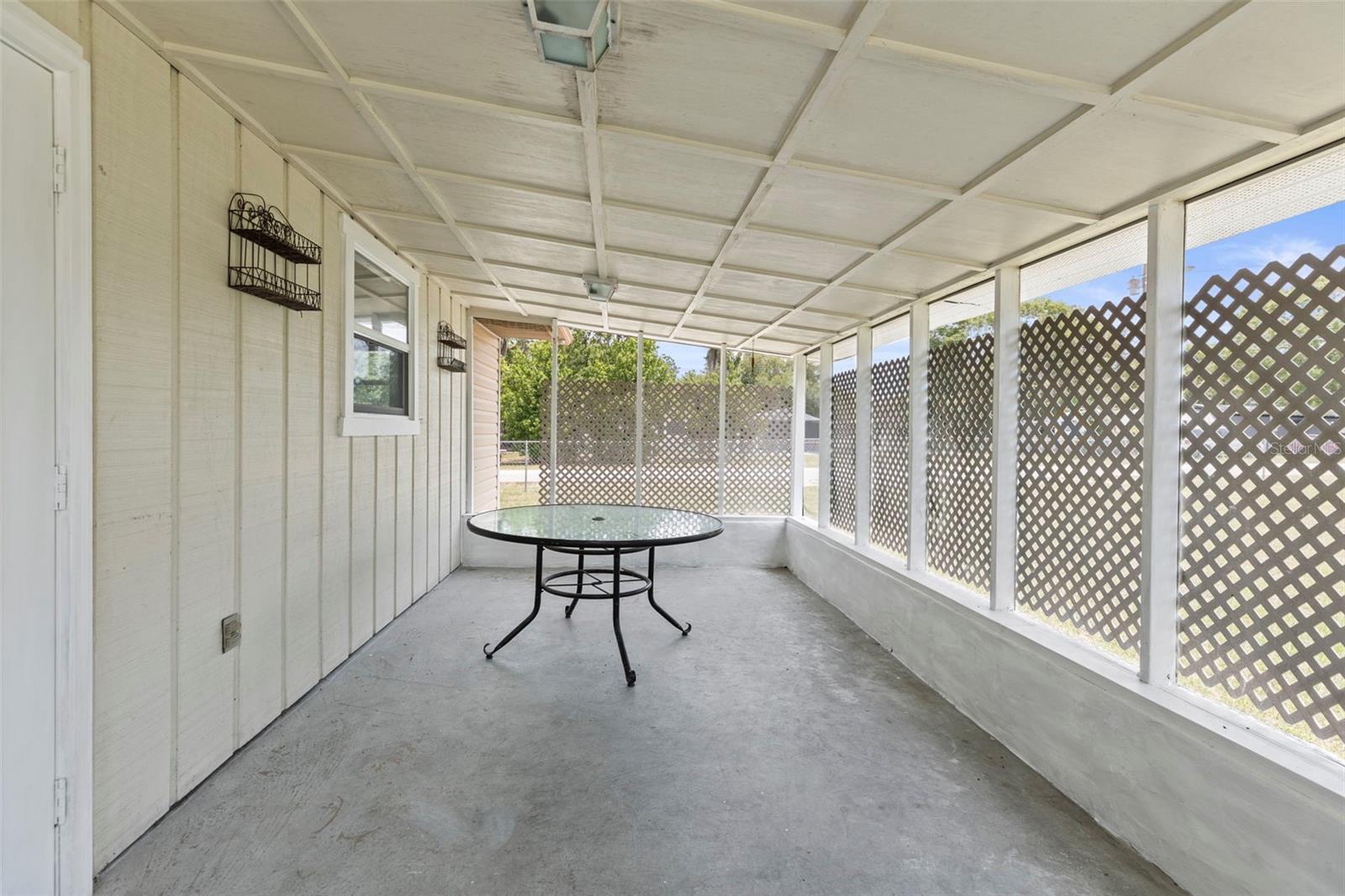 Listing photo id 32 for 12936 Parkwood Street