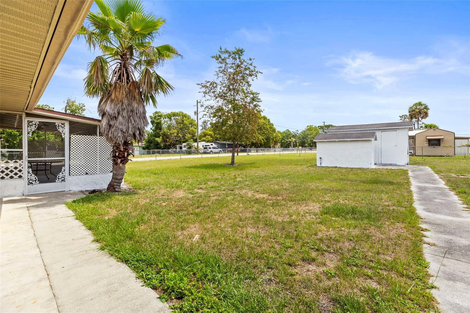 Listing photo id 34 for 12936 Parkwood Street