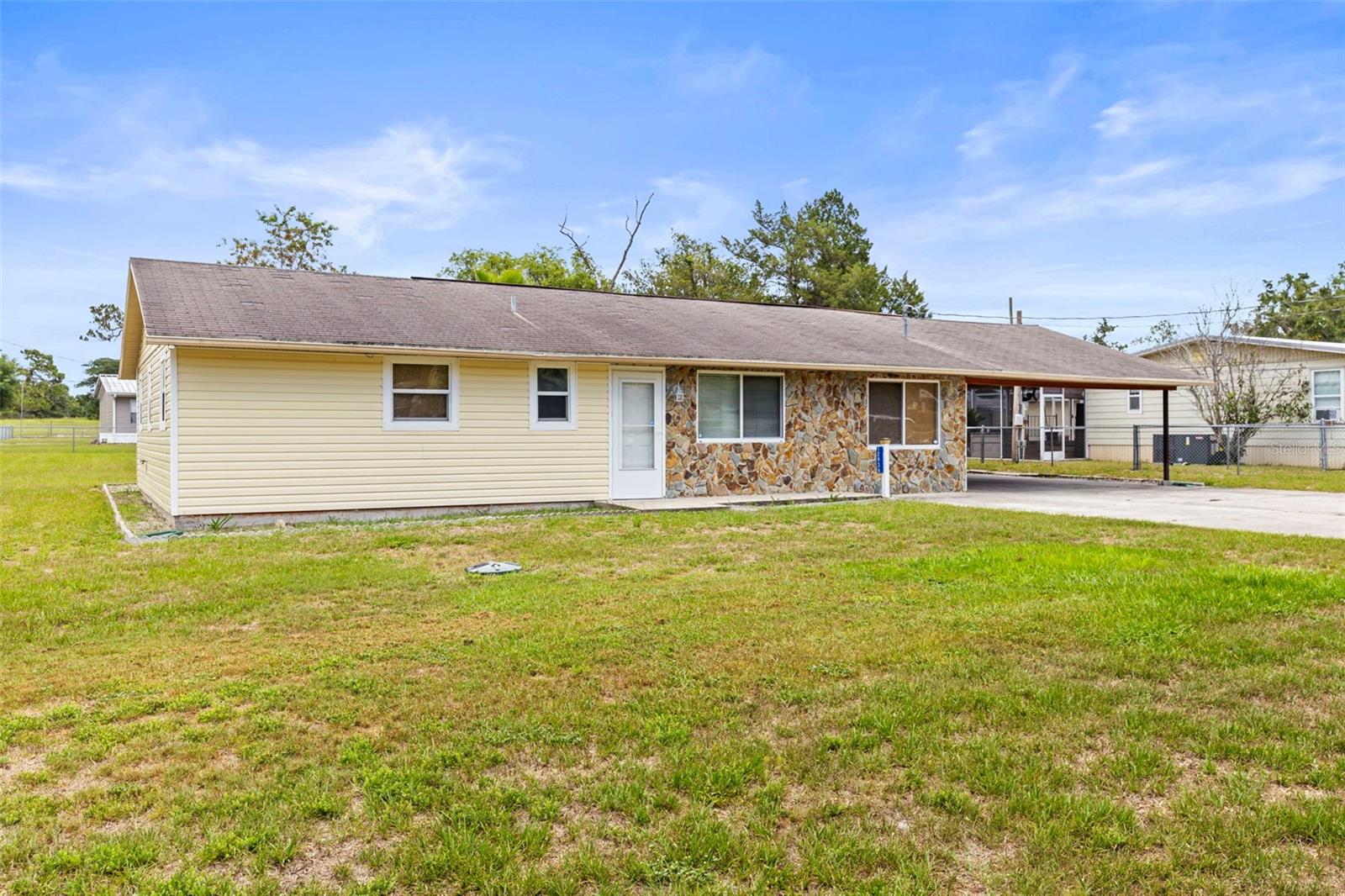Listing photo id 2 for 12936 Parkwood Street