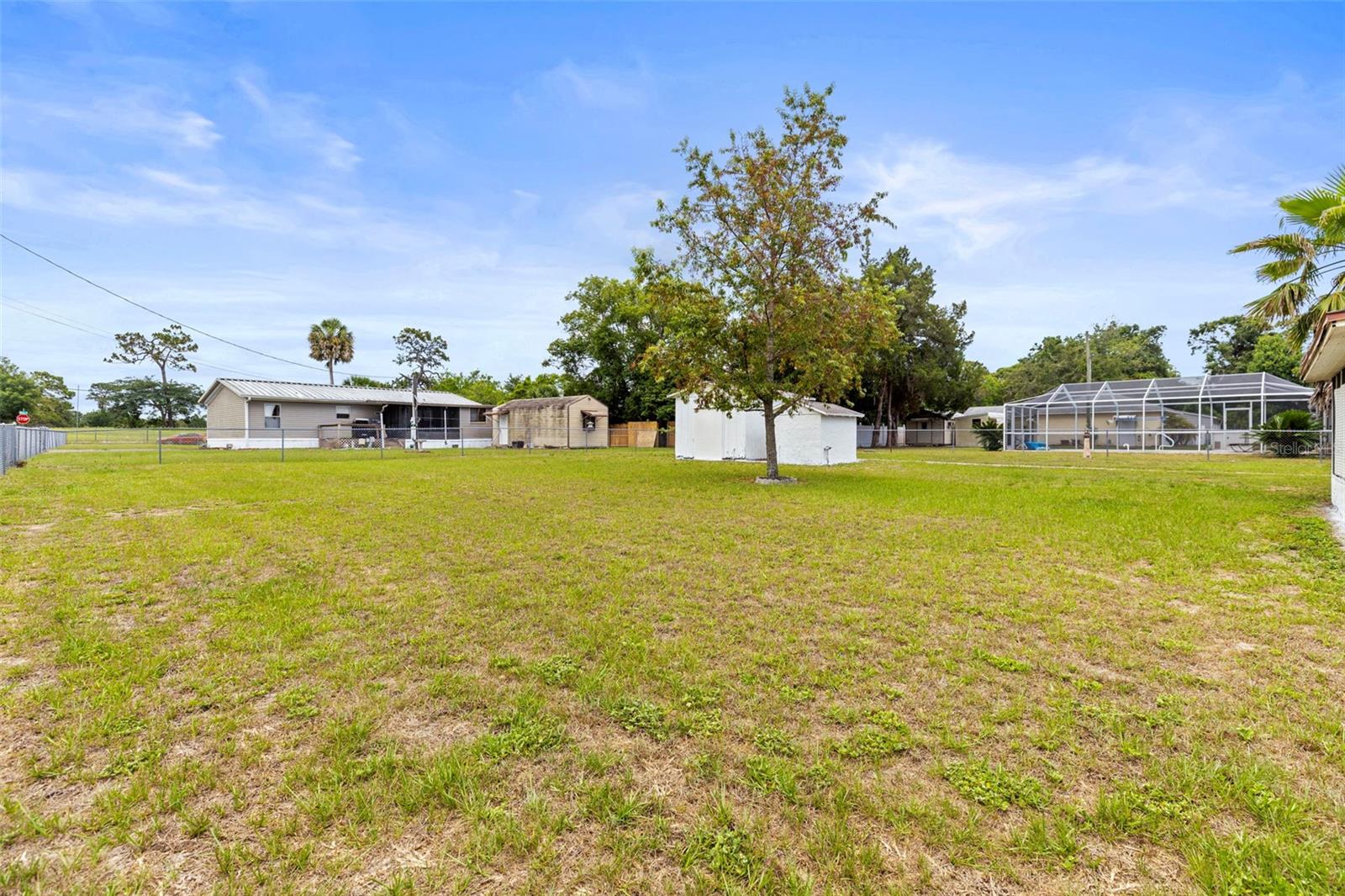 Listing photo id 3 for 12936 Parkwood Street