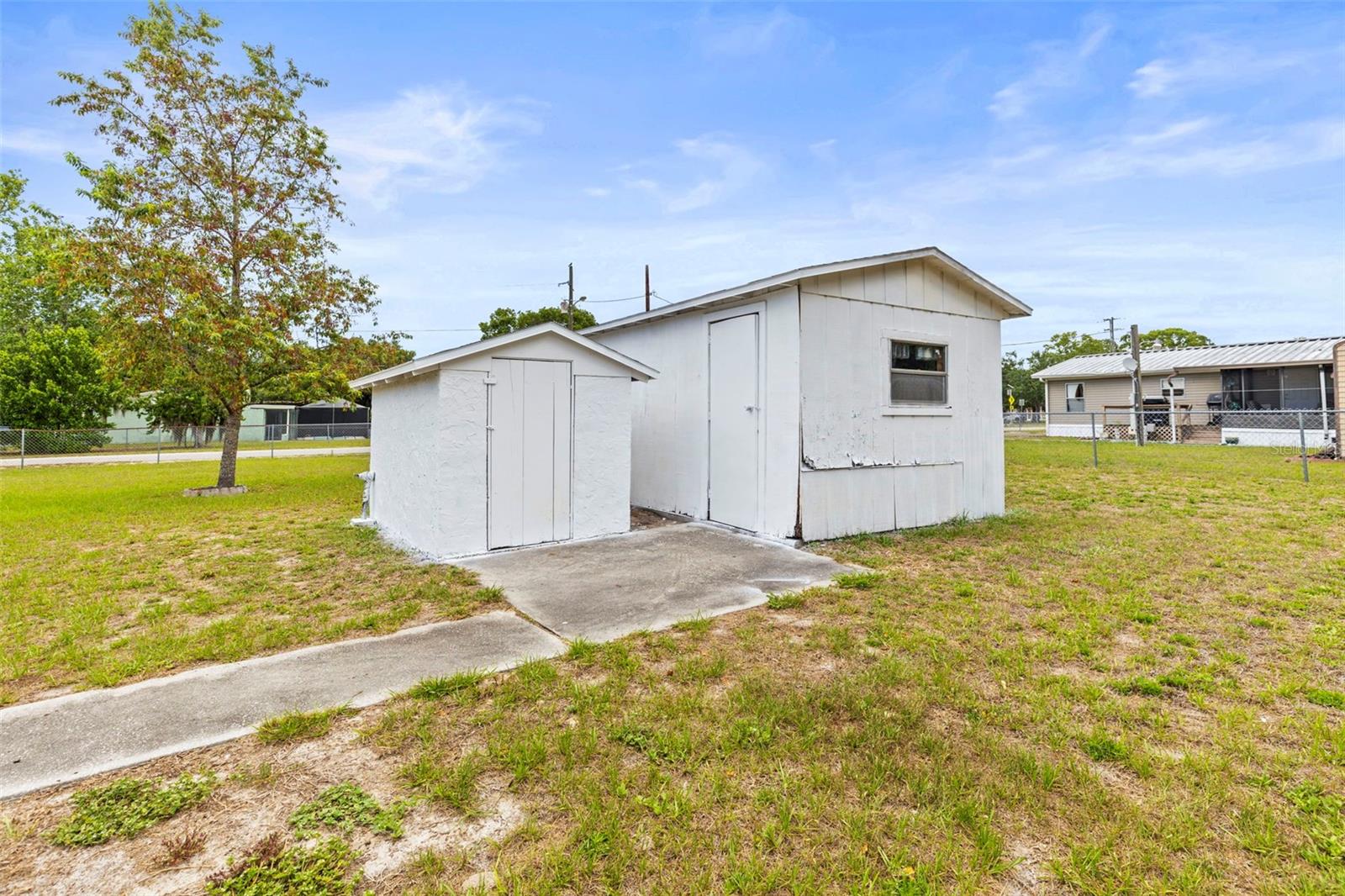 Listing photo id 7 for 12936 Parkwood Street