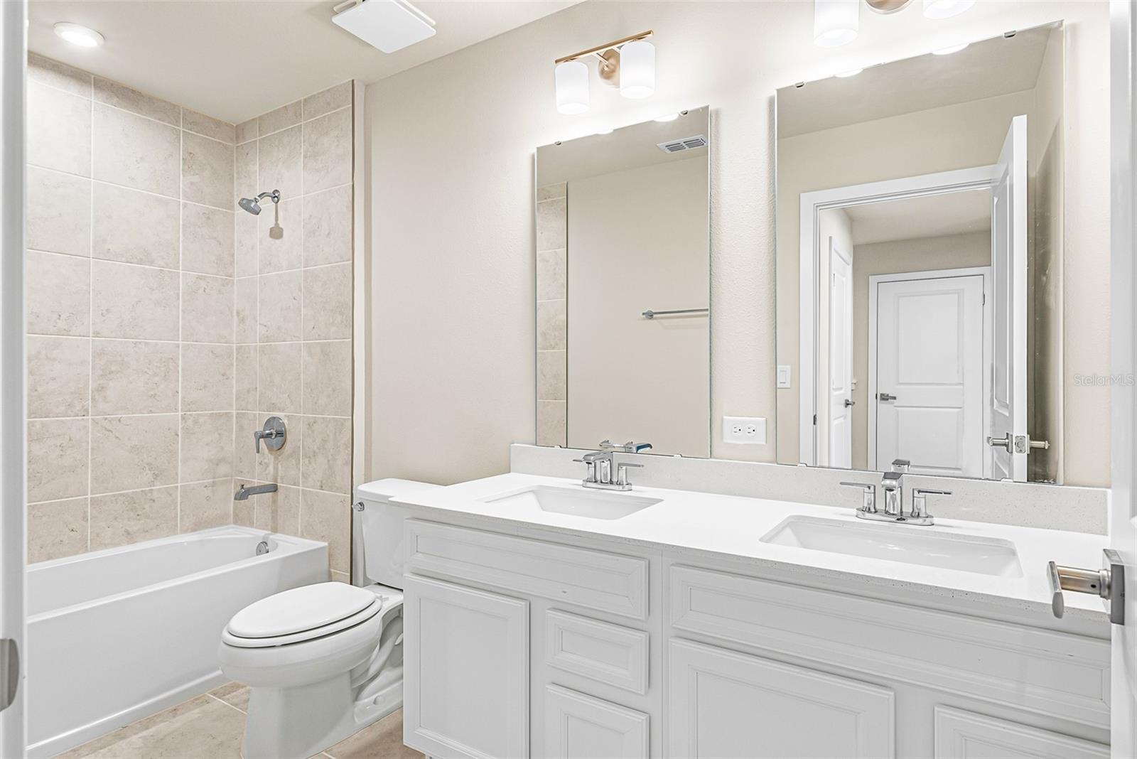 Listing photo id 10 for 1875 Kendall Pointe Place