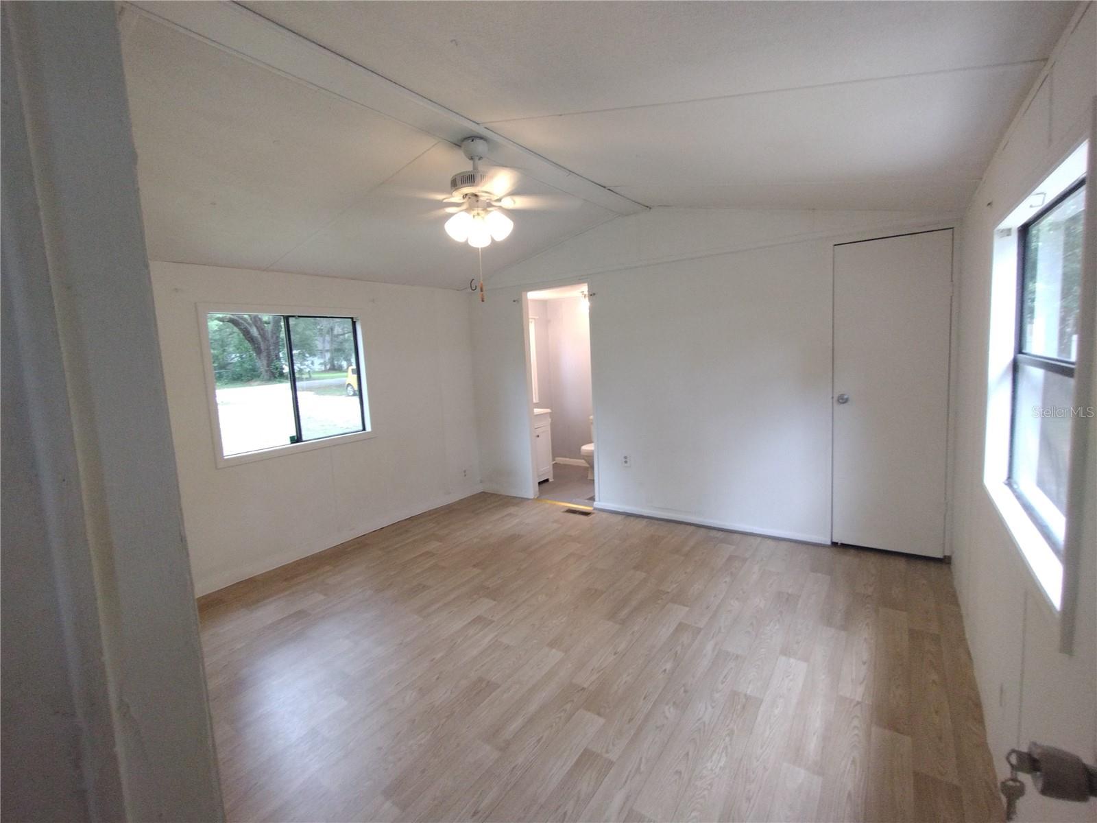 Image 10 of 22 For 172 Estates Avenue