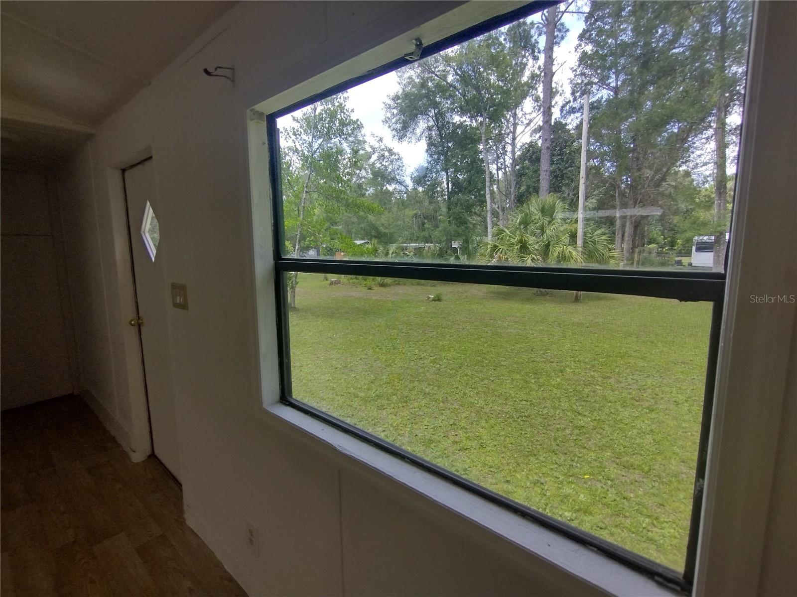 Image 12 of 22 For 172 Estates Avenue