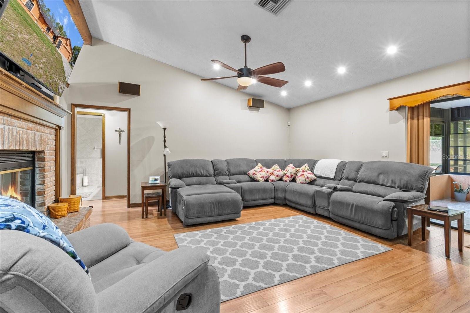 Image 11 of 40 For 4289 Castle Avenue