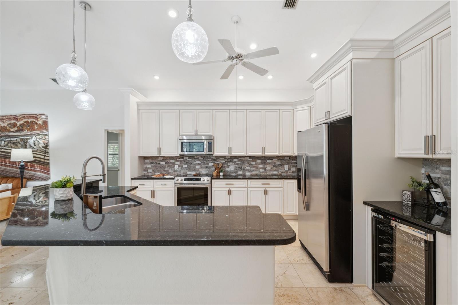Listing photo id 8 for 1471 Jasmine Avenue