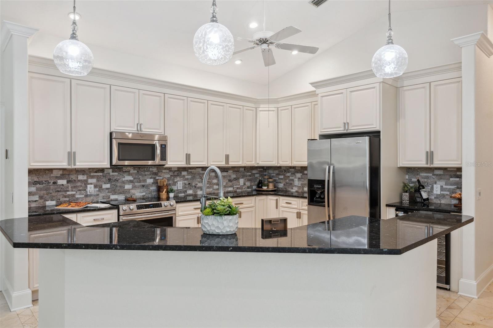 Listing photo id 9 for 1471 Jasmine Avenue