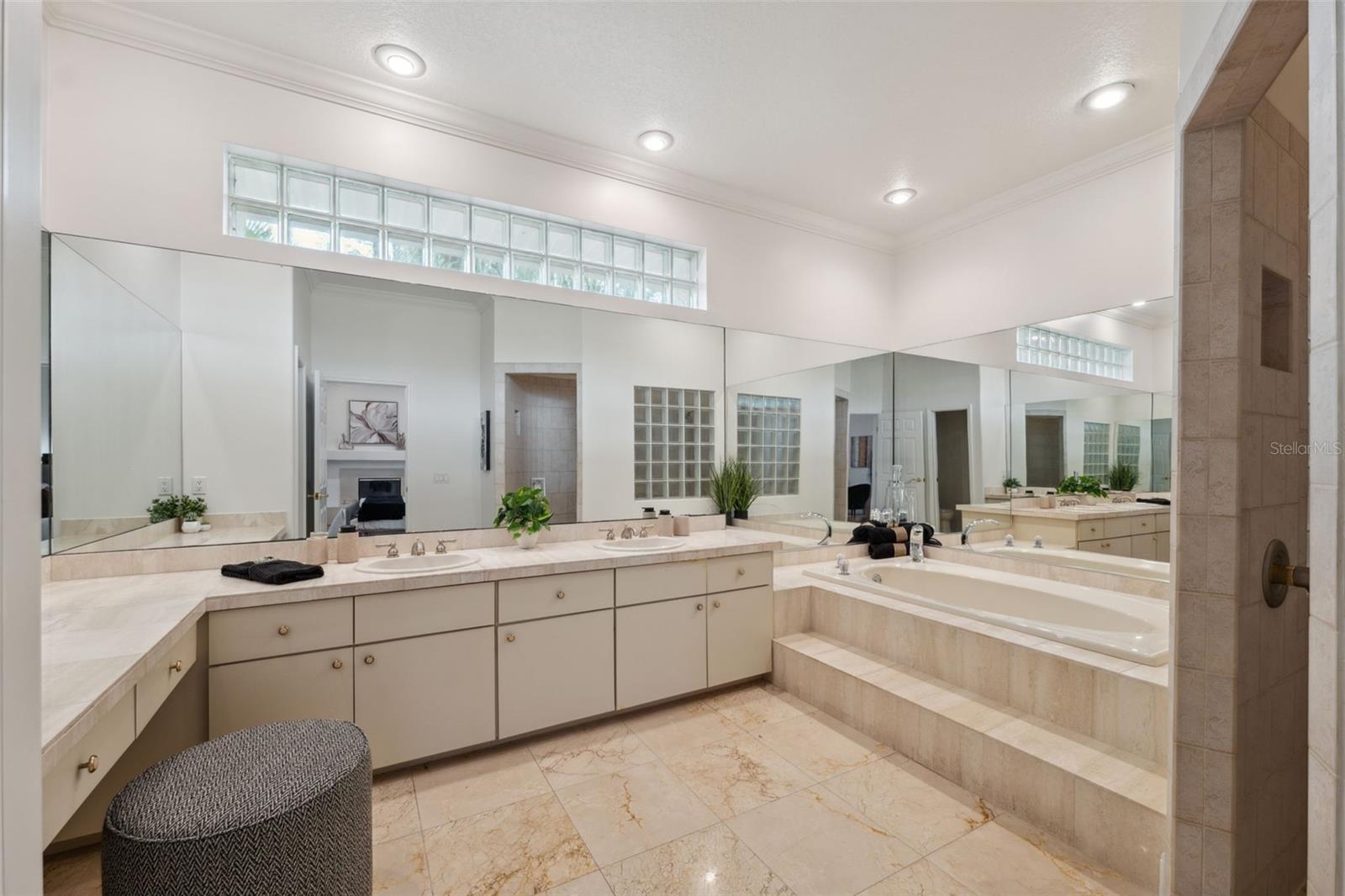 Listing photo id 15 for 1471 Jasmine Avenue