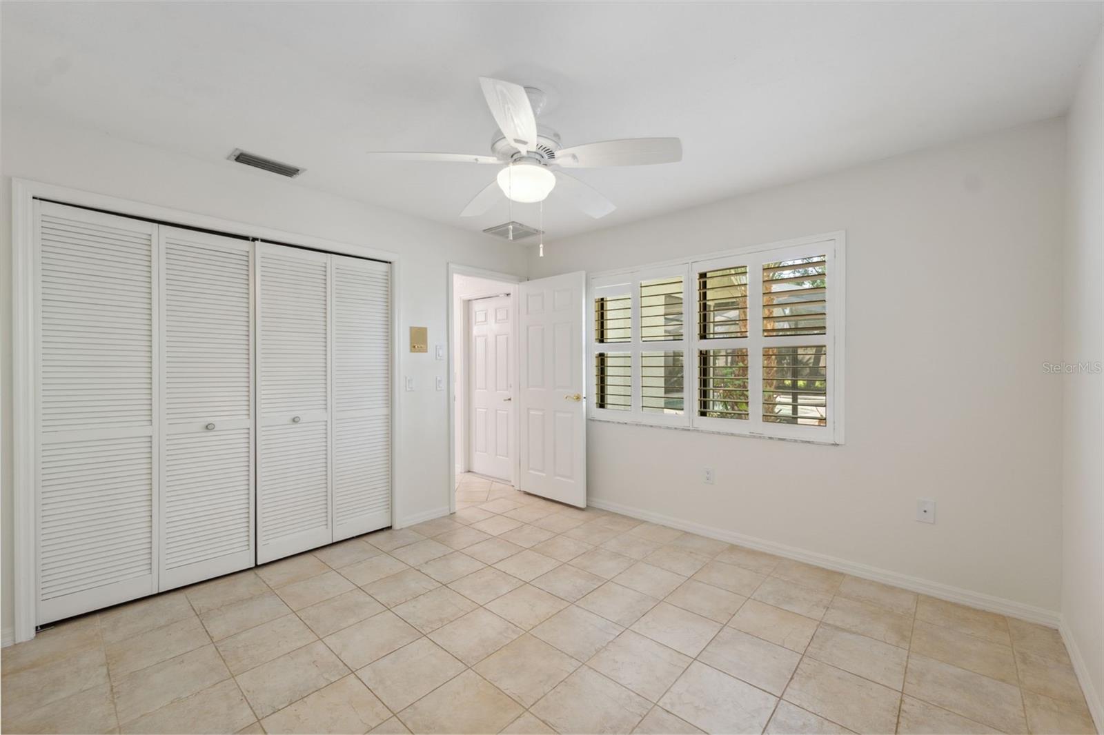Listing photo id 19 for 1471 Jasmine Avenue