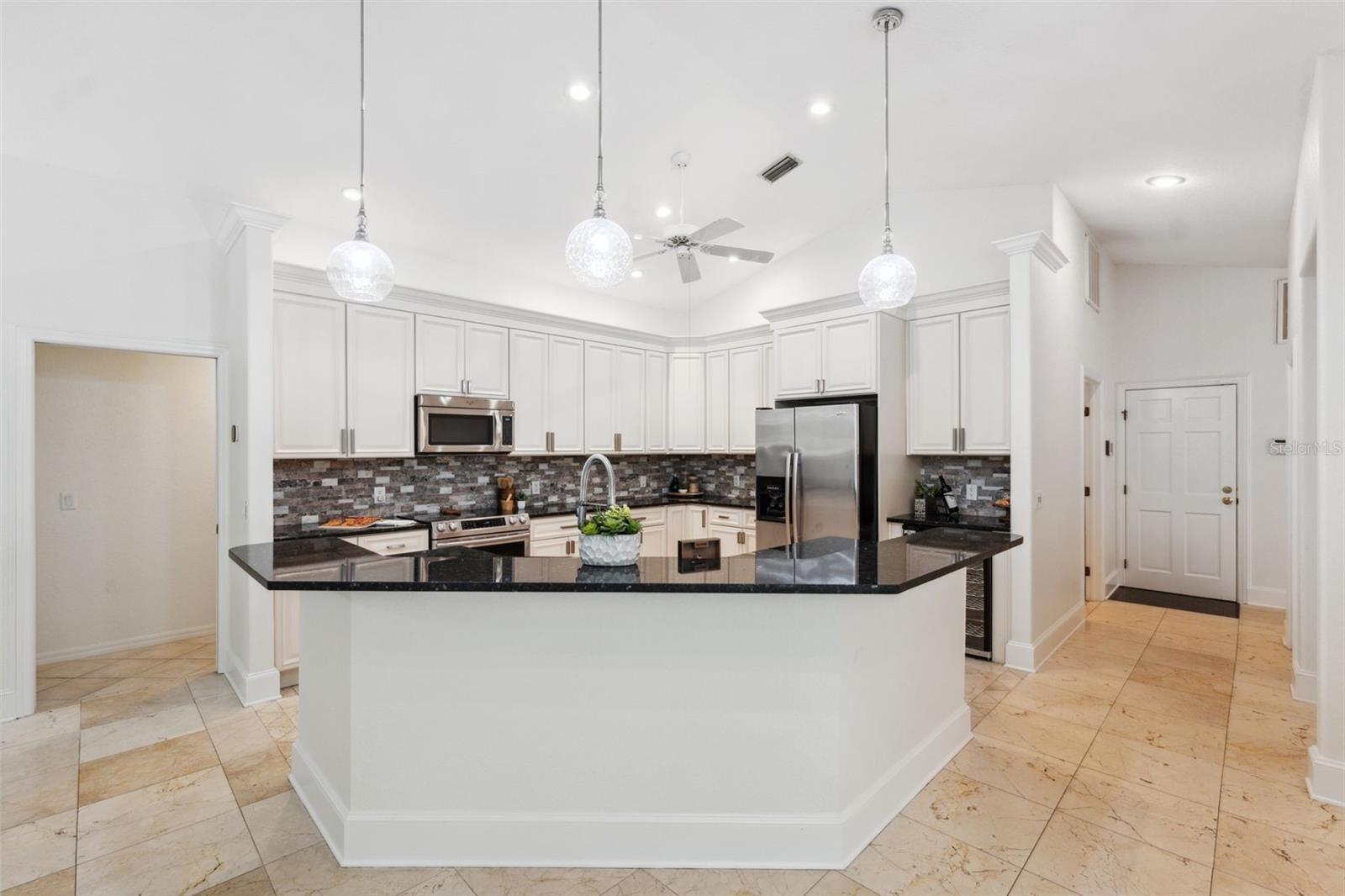 Listing photo id 7 for 1471 Jasmine Avenue