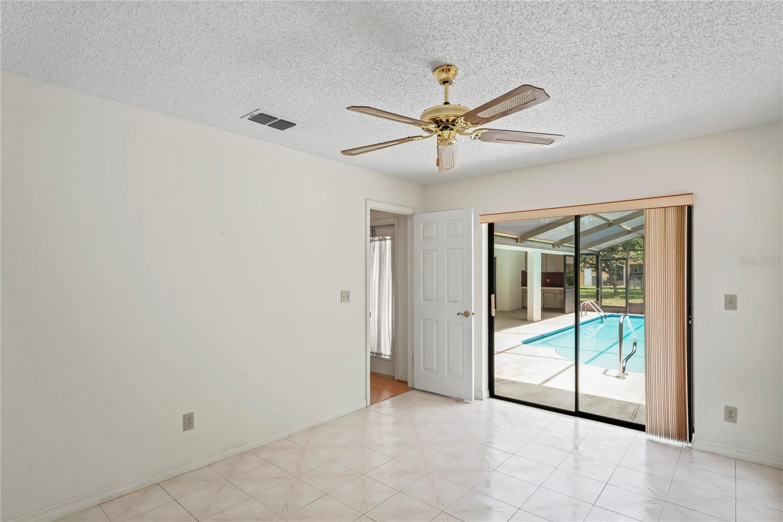 Image 33 of 66 For 128 Oak Lake Drive