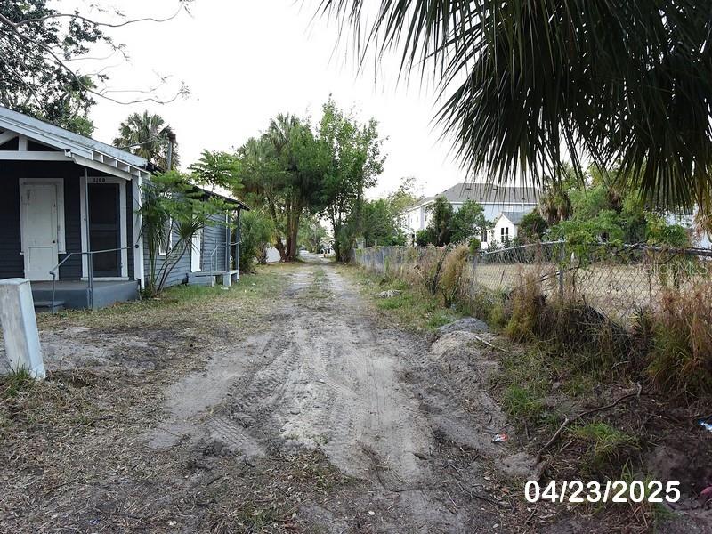 Listing photo id 3 for 2105 North A Street