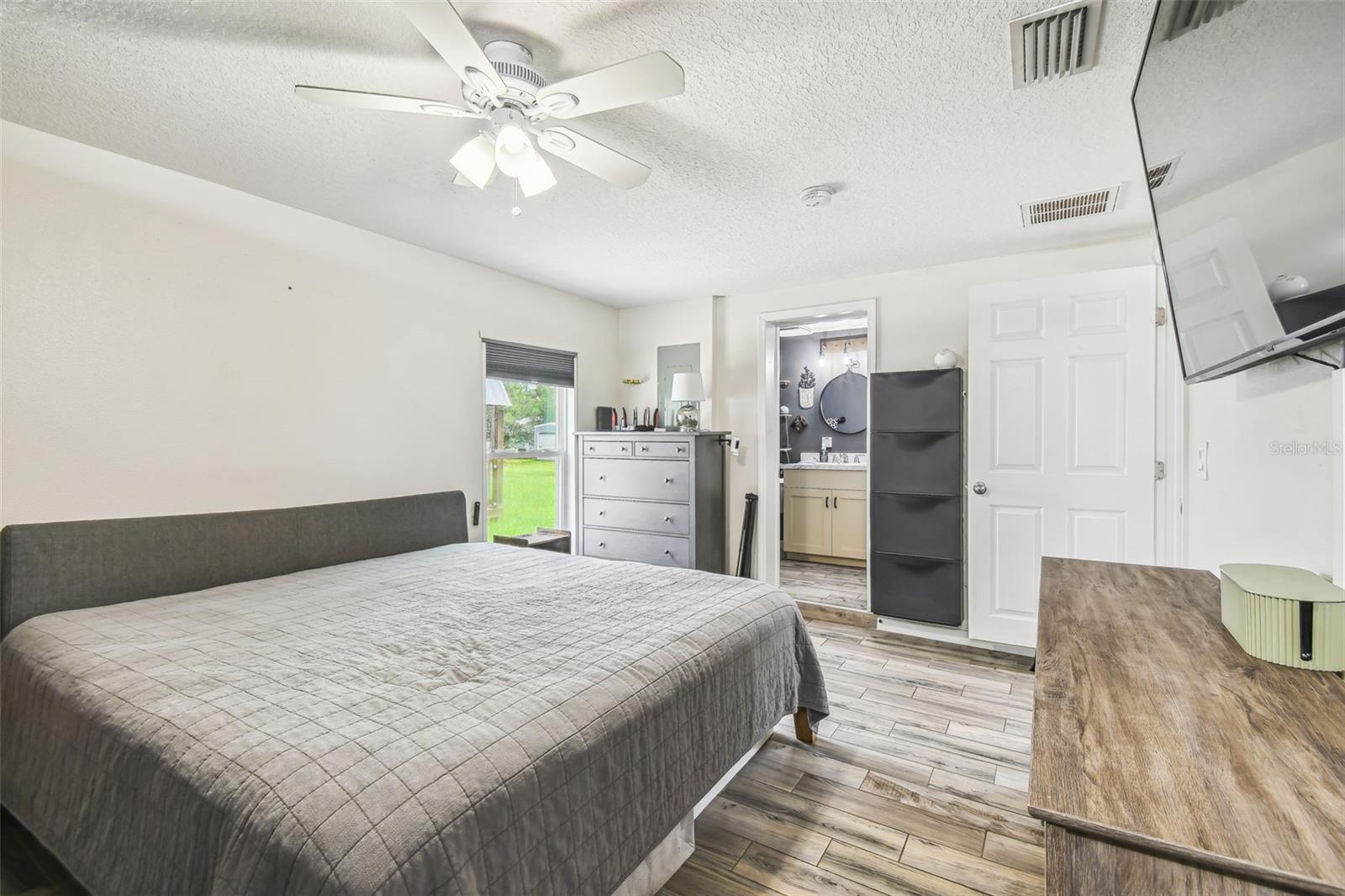 Listing photo id 8 for 7159 Straight Avenue