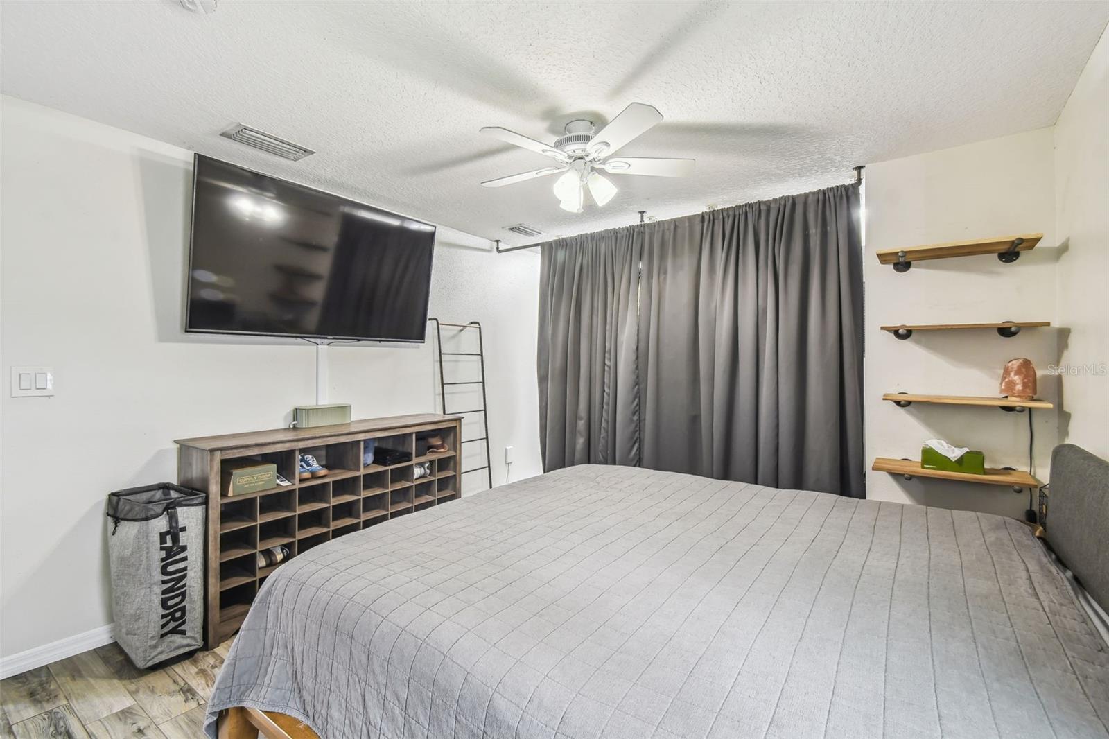 Listing photo id 11 for 7159 Straight Avenue