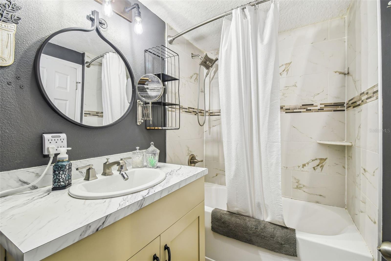 Listing photo id 14 for 7159 Straight Avenue
