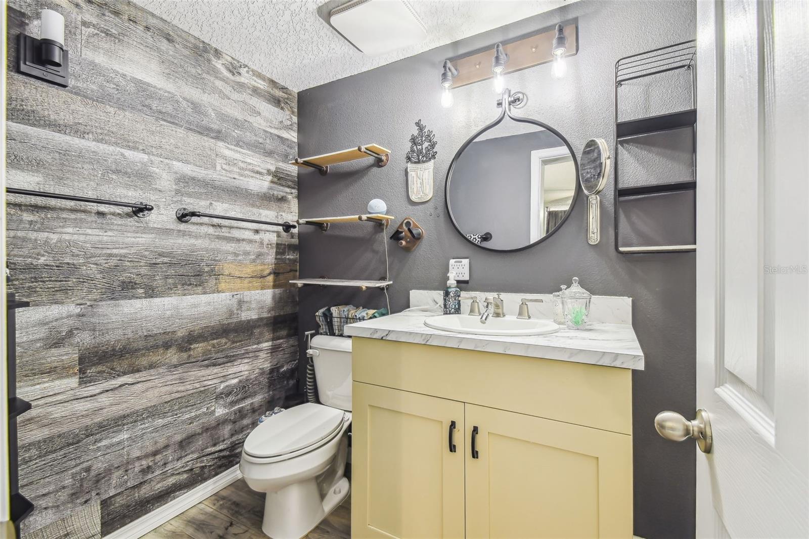 Listing photo id 15 for 7159 Straight Avenue