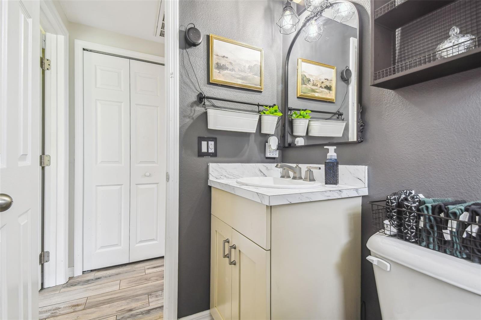 Listing photo id 18 for 7159 Straight Avenue