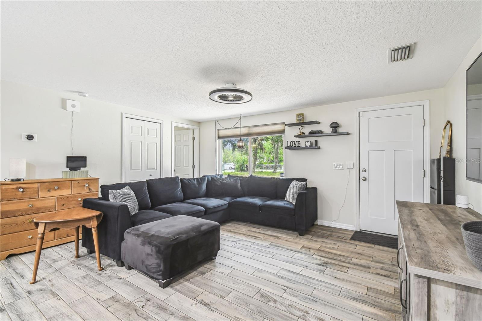 Listing photo id 21 for 7159 Straight Avenue
