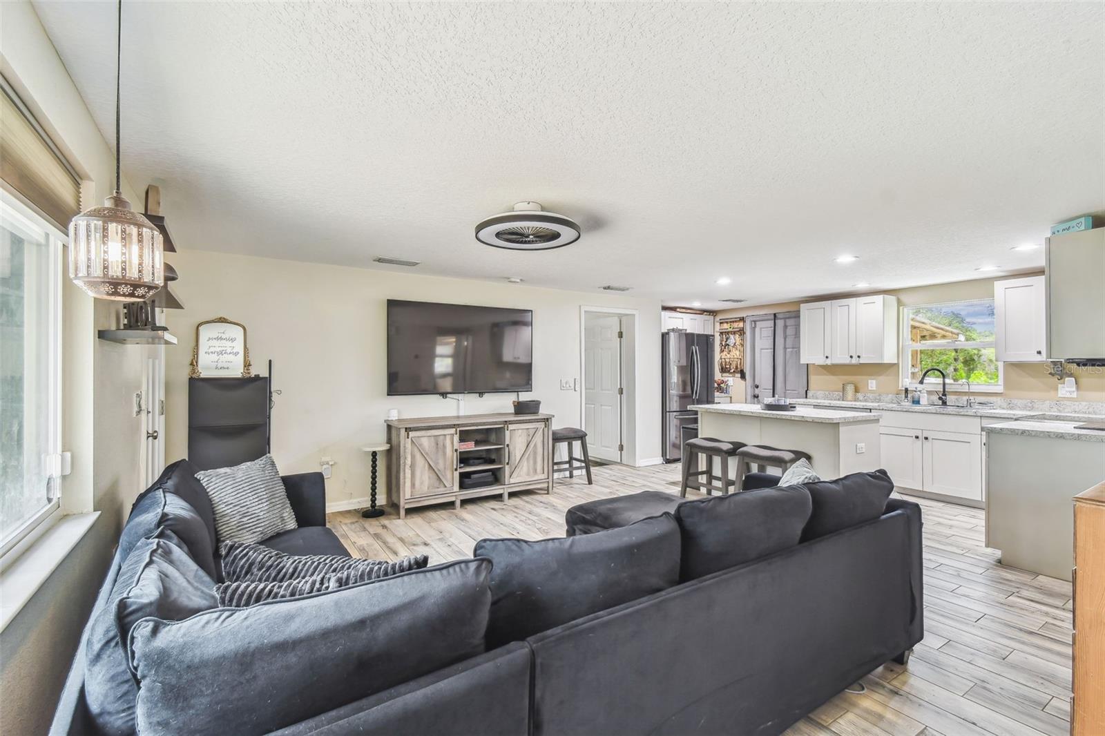 Listing photo id 23 for 7159 Straight Avenue
