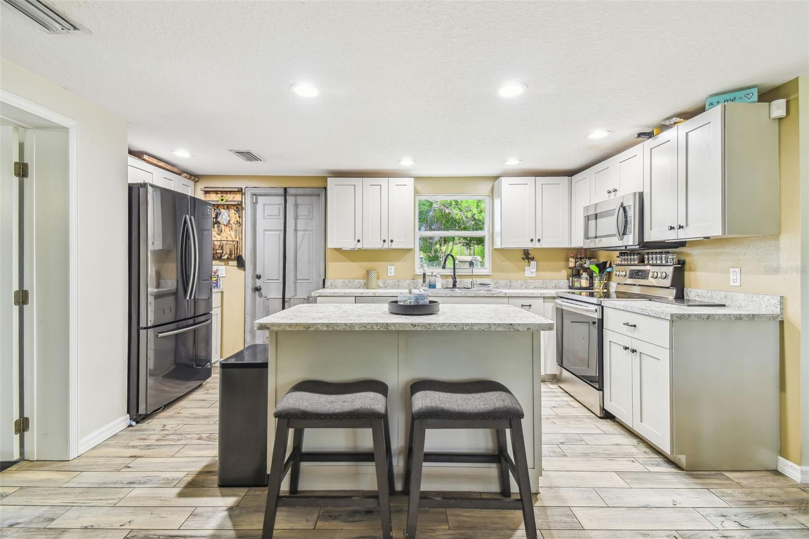 Listing photo id 24 for 7159 Straight Avenue
