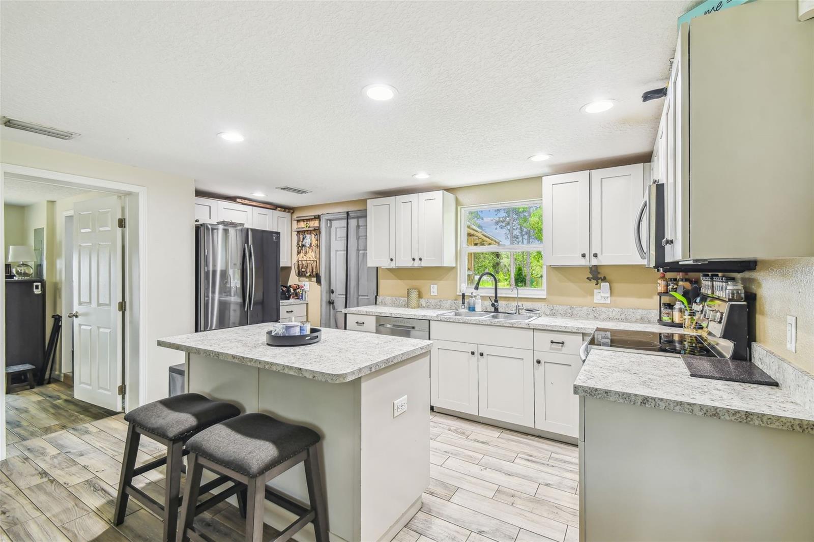 Listing photo id 25 for 7159 Straight Avenue