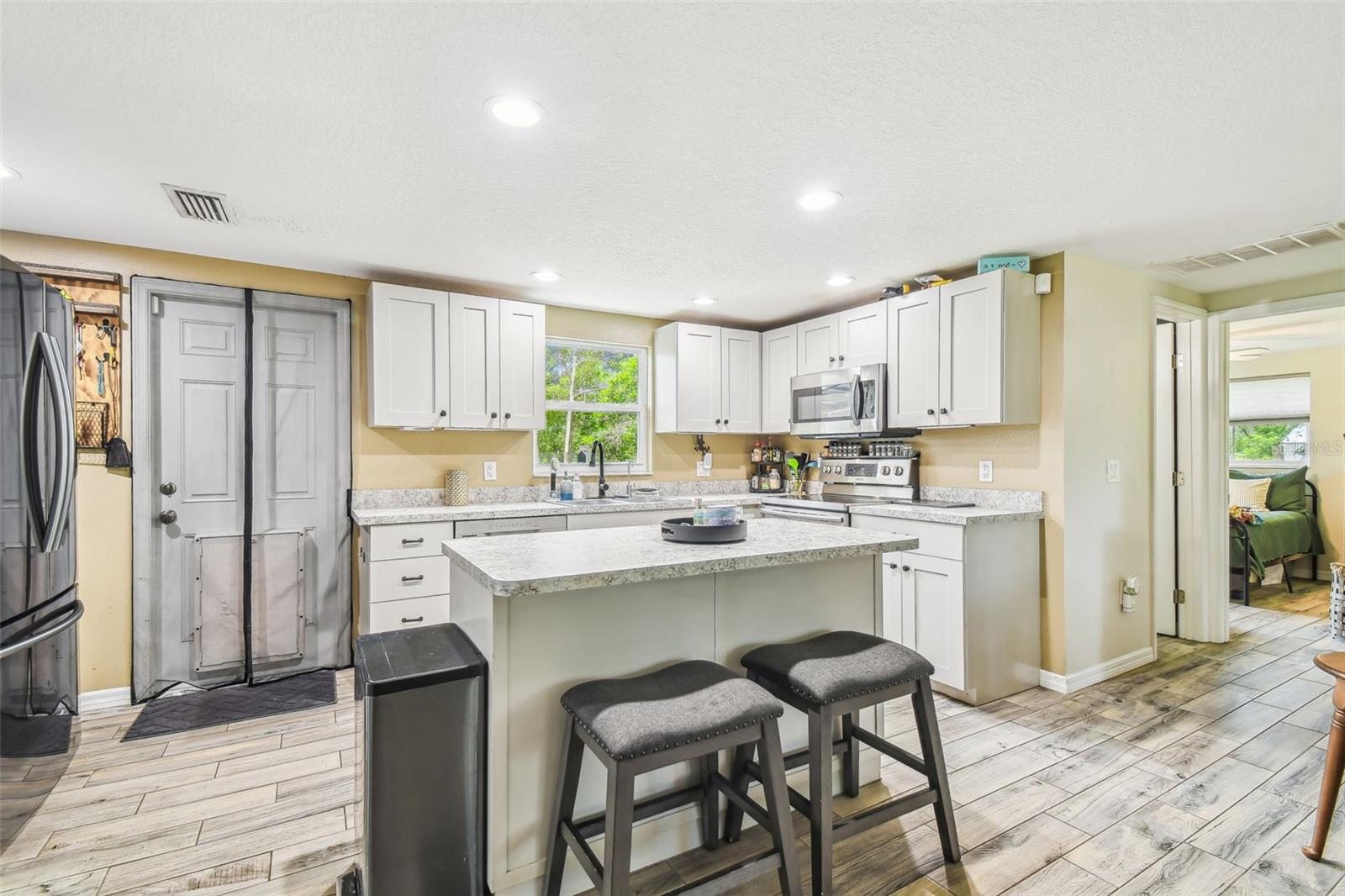 Listing photo id 26 for 7159 Straight Avenue