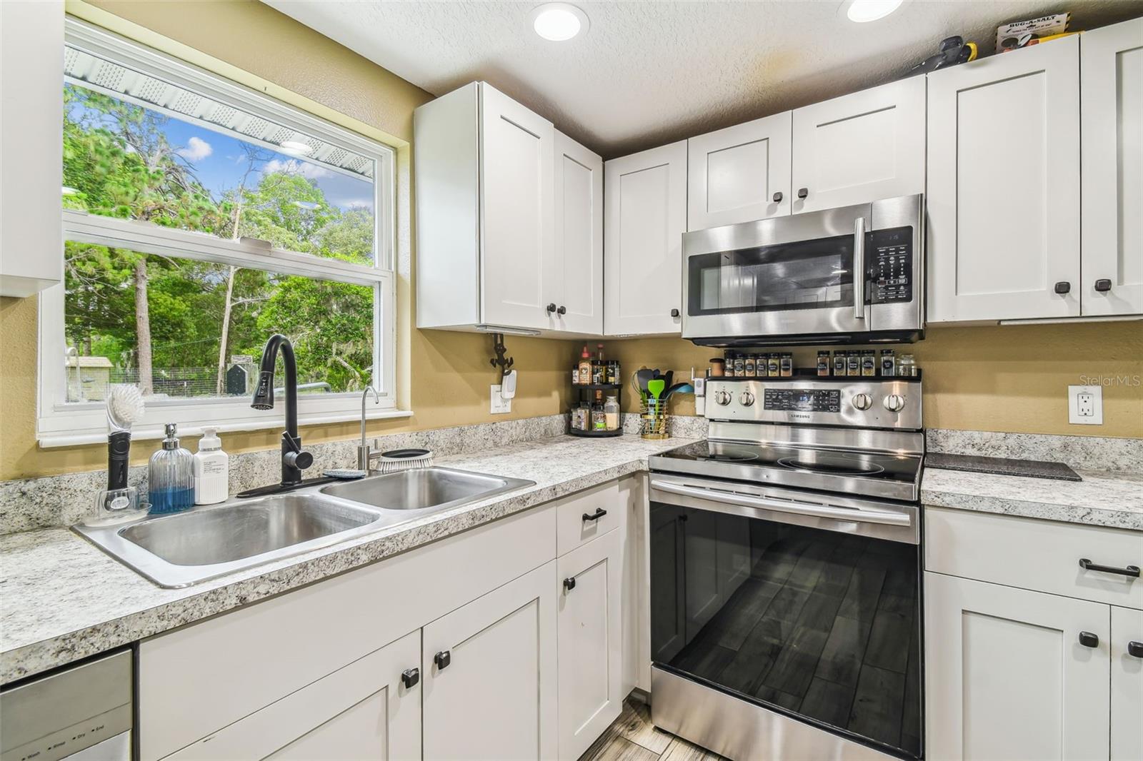 Listing photo id 1 for 7159 Straight Avenue