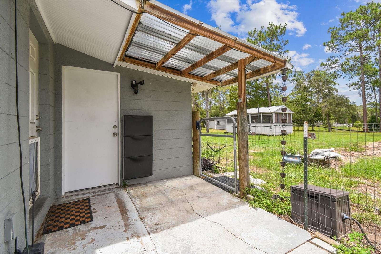 Listing photo id 29 for 7159 Straight Avenue
