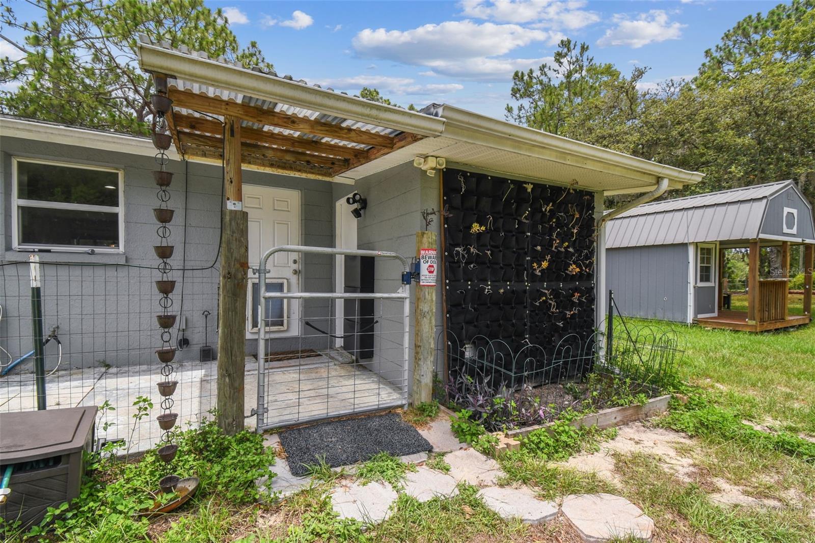 Listing photo id 30 for 7159 Straight Avenue
