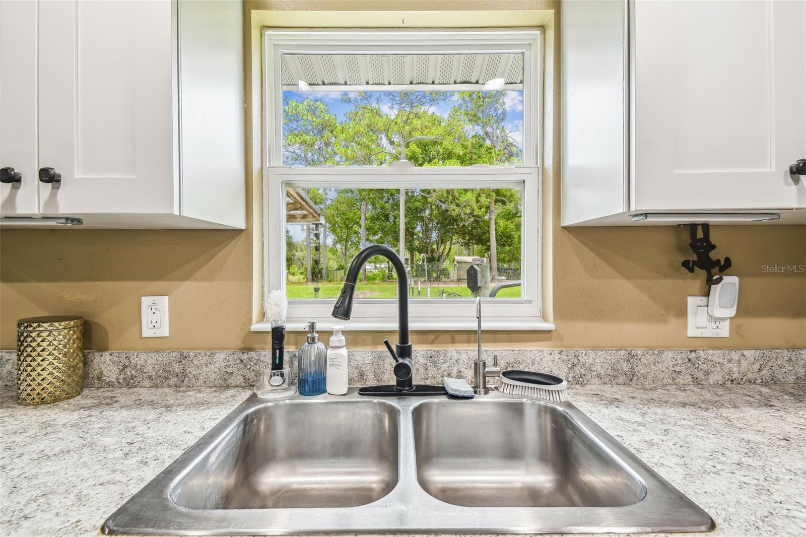 Listing photo id 2 for 7159 Straight Avenue