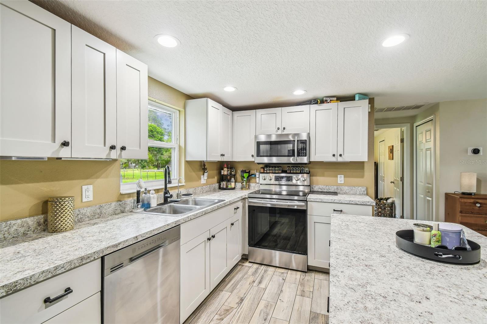 Listing photo id 3 for 7159 Straight Avenue