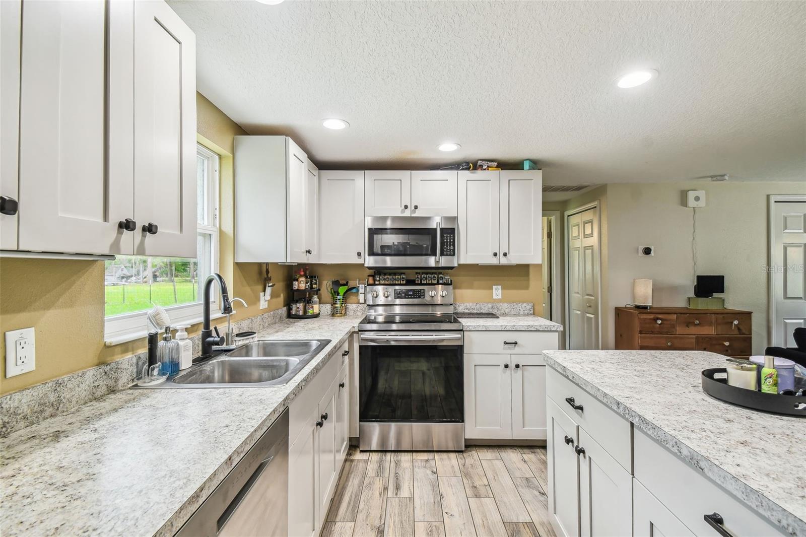 Listing photo id 4 for 7159 Straight Avenue