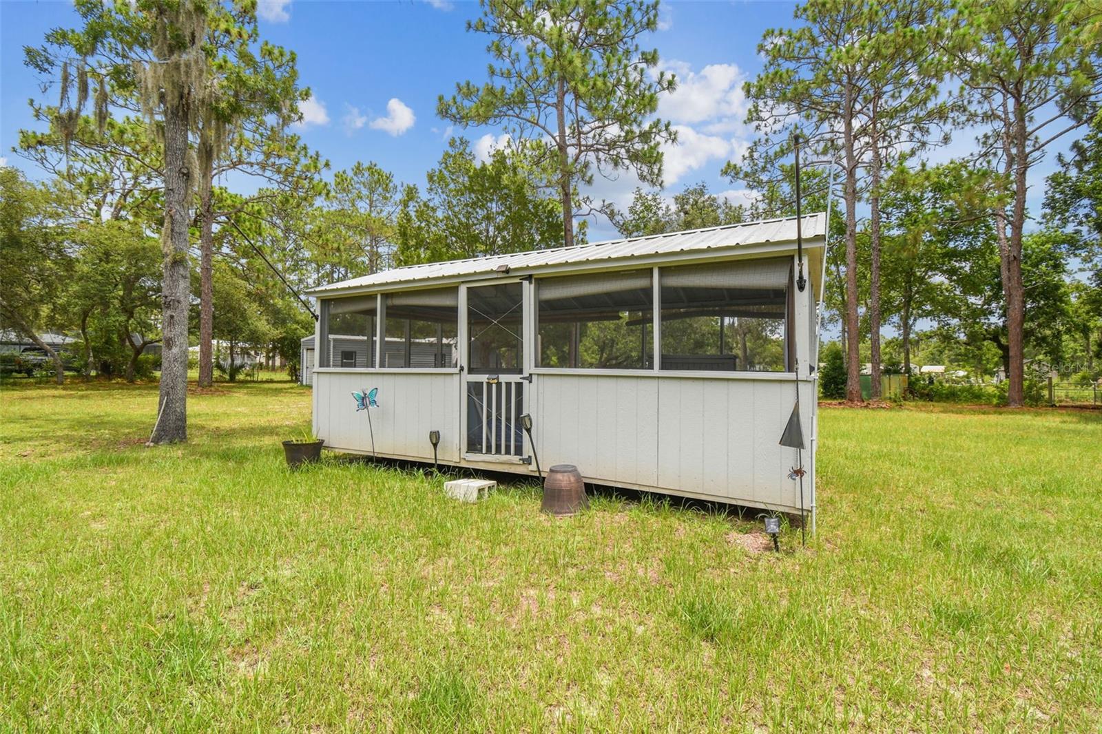 Listing photo id 67 for 7159 Straight Avenue