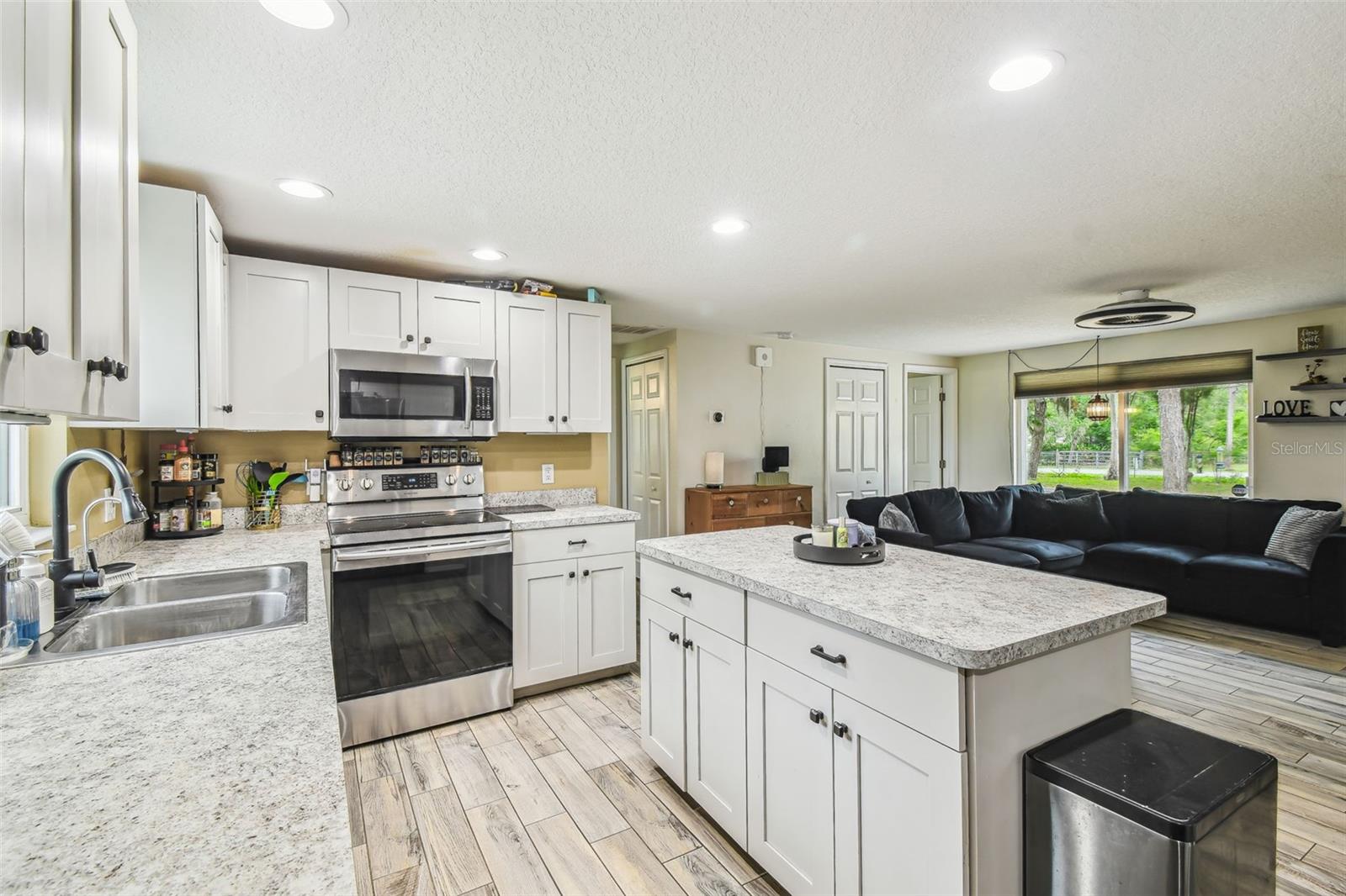 Listing photo id 5 for 7159 Straight Avenue