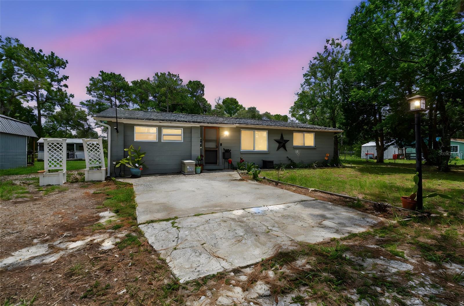 Listing photo id 77 for 7159 Straight Avenue