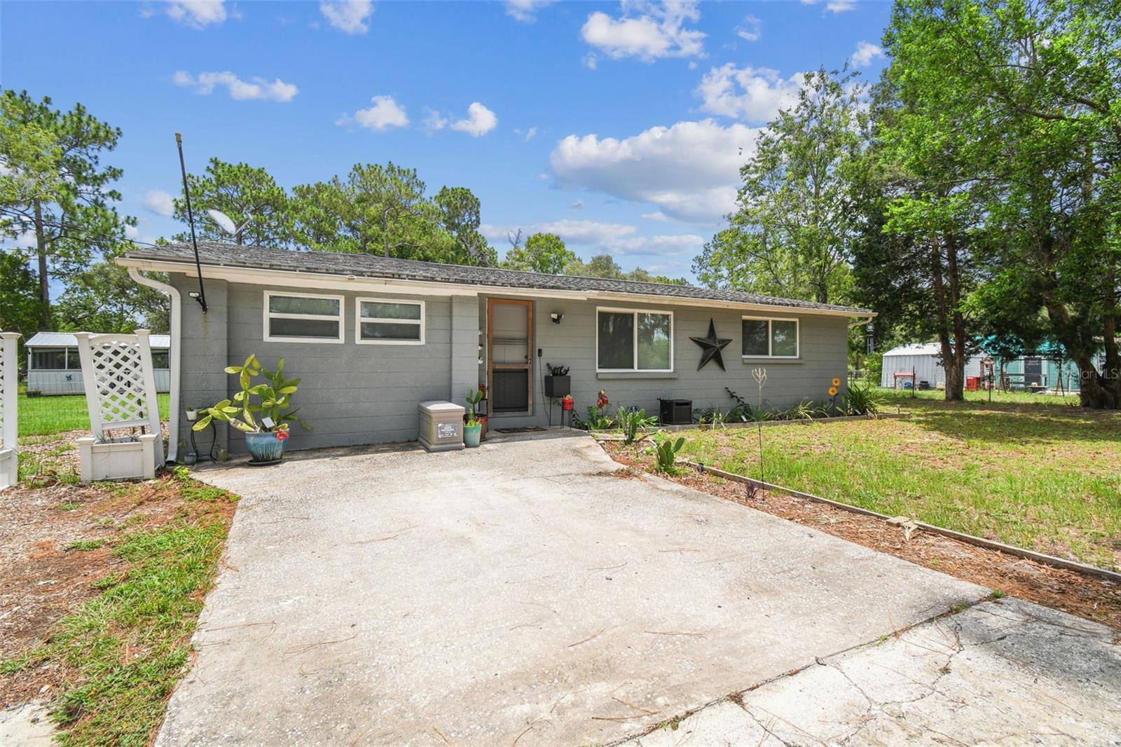 Listing photo id 82 for 7159 Straight Avenue