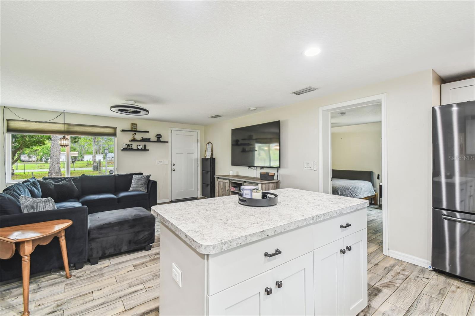Listing photo id 7 for 7159 Straight Avenue