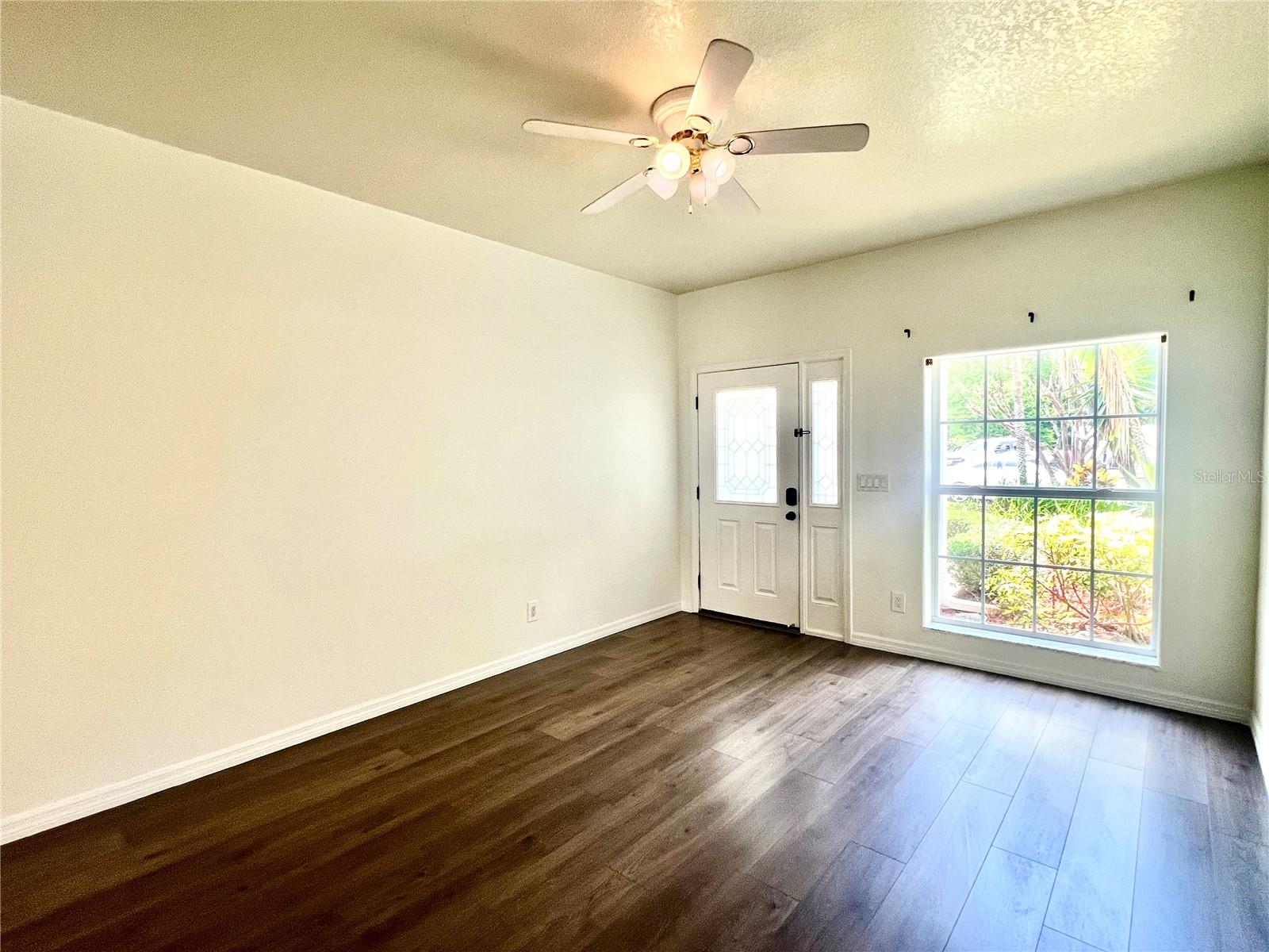 Image 11 of 27 For 930 Woodbridge Ct