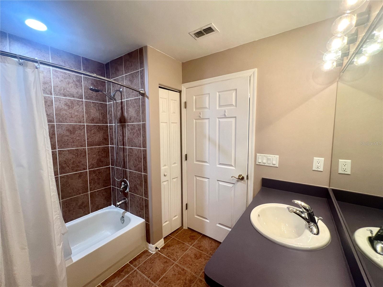 Image 17 of 27 For 930 Woodbridge Ct