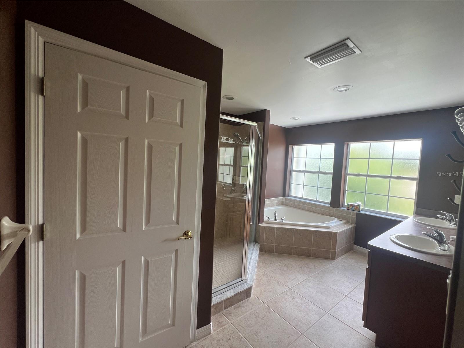 Image 19 of 27 For 930 Woodbridge Ct