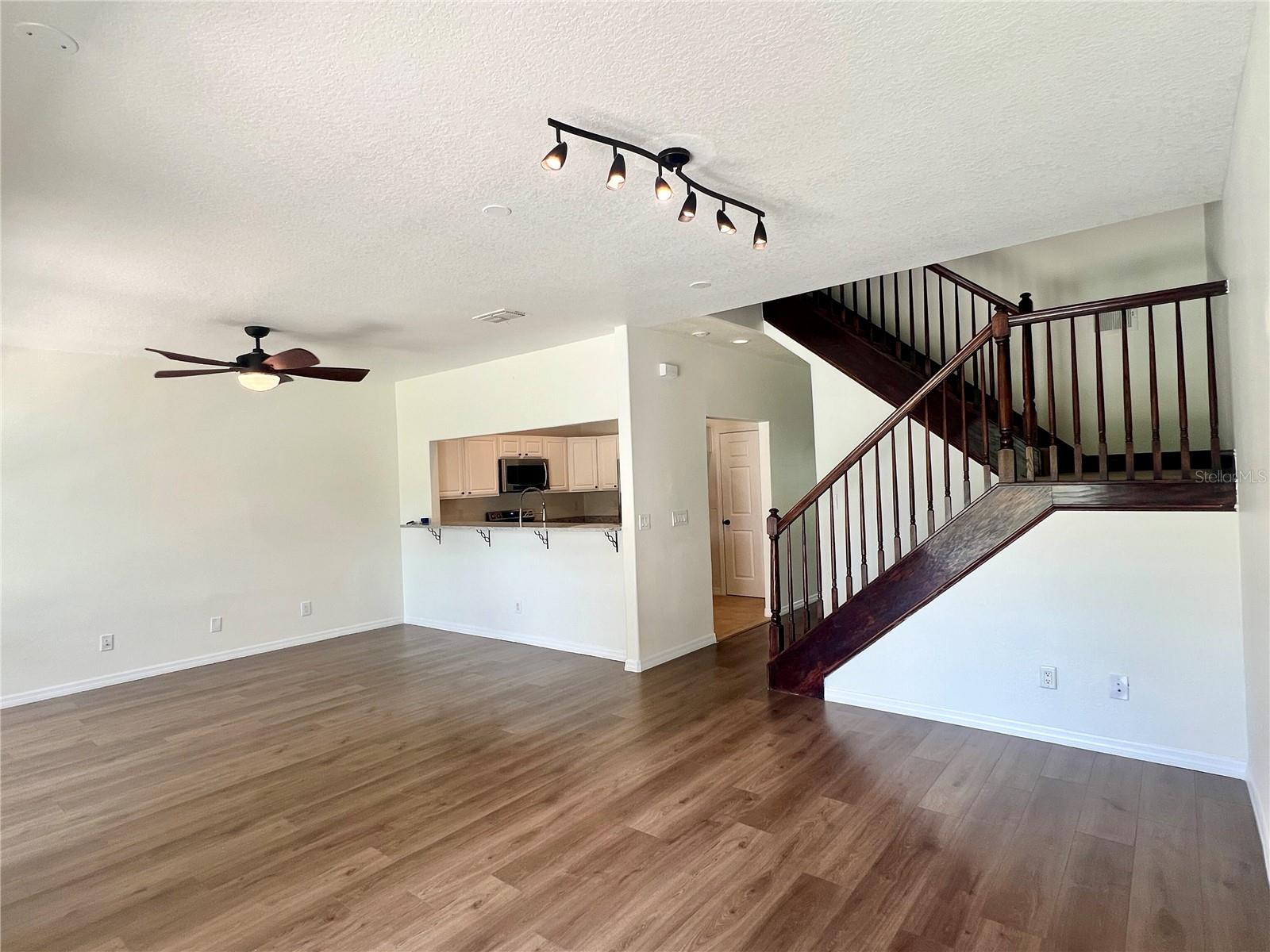 Image 6 of 27 For 930 Woodbridge Ct