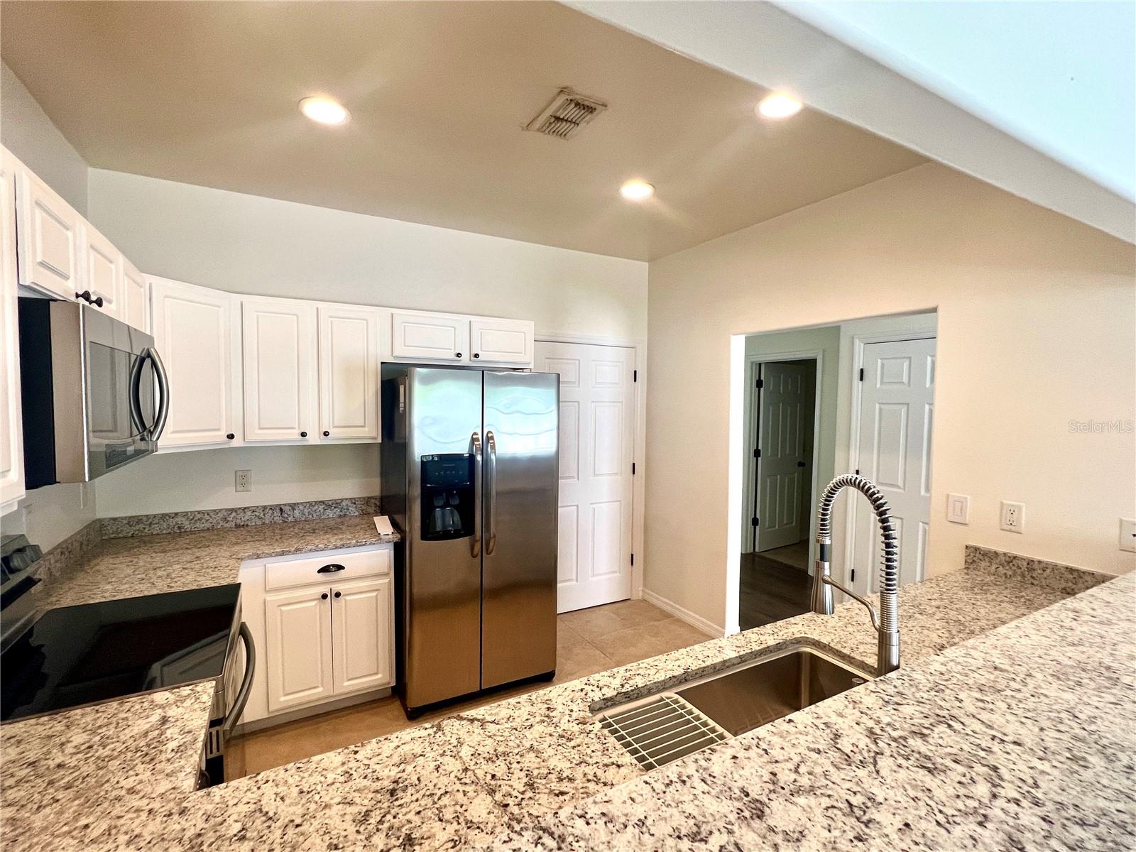 Image 7 of 27 For 930 Woodbridge Ct