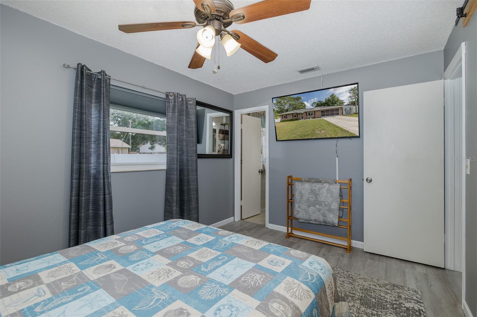 Image 18 of 36 For 27263 Warner Avenue