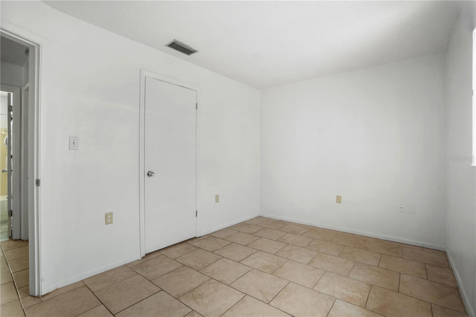Listing photo id 12 for 8053 Dedham Drive